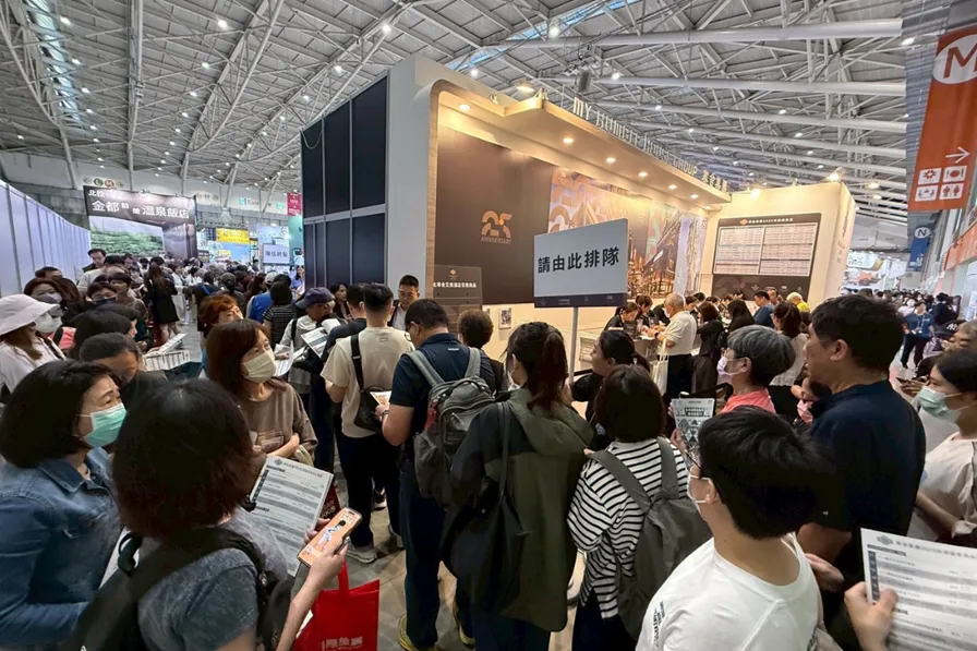 探索厨房自助餐券开卖不到1小时完售，抢购人潮一度排到邻近摊位。寒舍集团提供