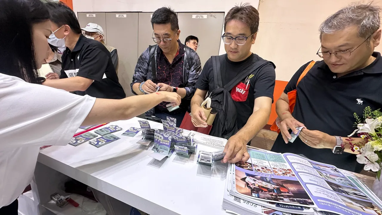 单笔高额刷手参加满万抽奖活动。凯撒连锁饭店提供