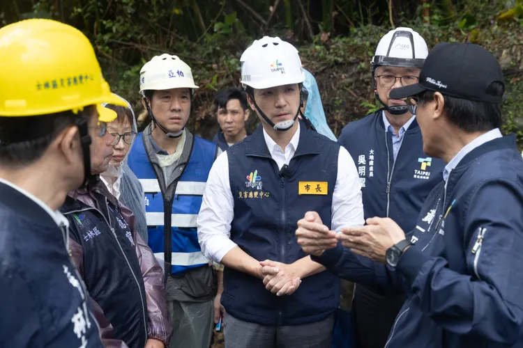 面对山区再现强风豪雨威胁，蒋万安前往菁山路勘查，指示挡土墙工程加快脚步。北市府提供