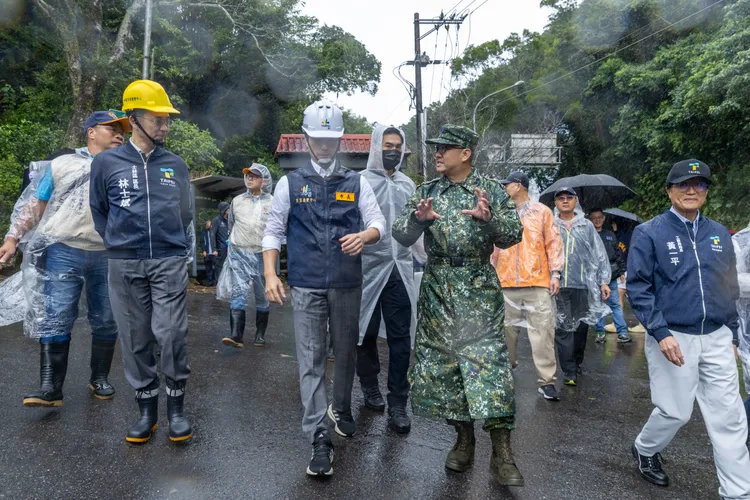 蔣萬安視察菁山路邊坡情況，強調必要時可動用災準金加速修復。北市府提供