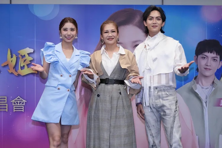 黃妃（中）與陳怡婷（左）、郭忠祐將於12月26、27日在台北國際會議中心舉辦《歌之饗宴14　台灣歌姬黃妃演唱會》。彭欣偉攝