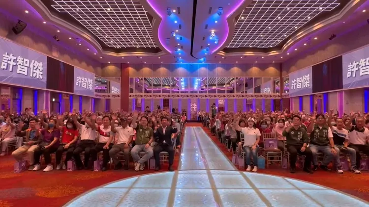 許智傑2日在岡山享溫馨舉辦見面會，會場湧入超過千名在地鄉親。翻攝畫面