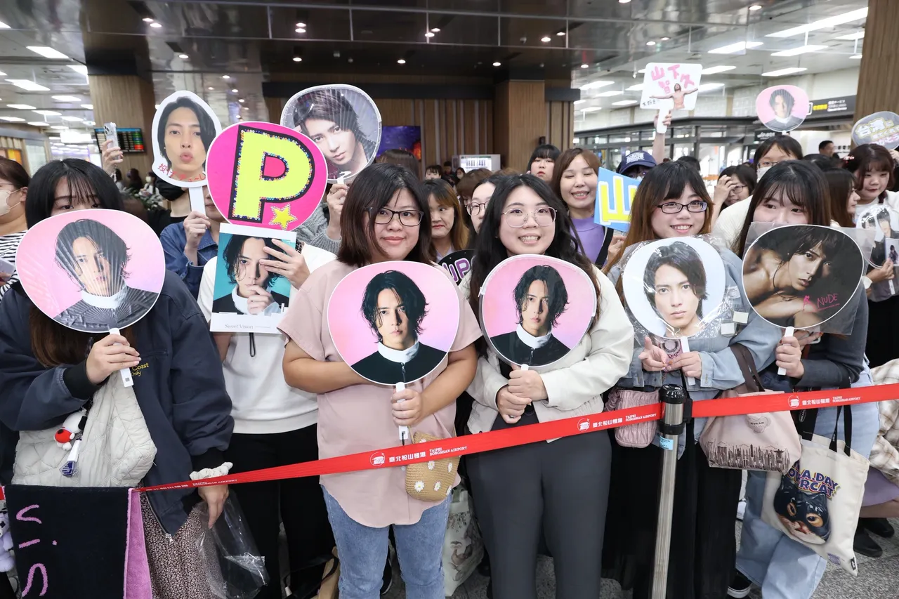 大批粉絲舉著山下智久的扇子接機。莊宗達攝