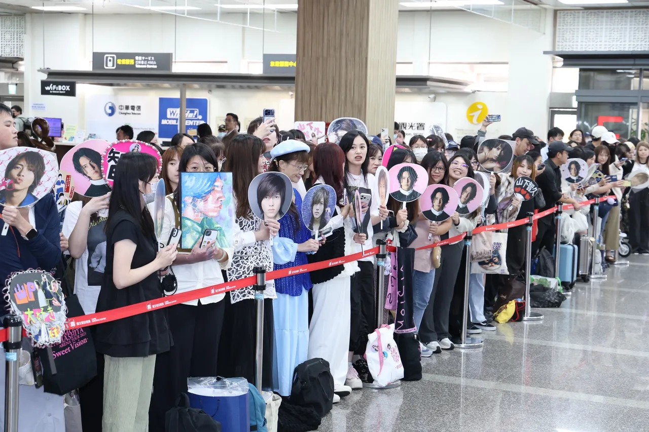 逾700人擠爆機場接山下智久。莊宗達攝