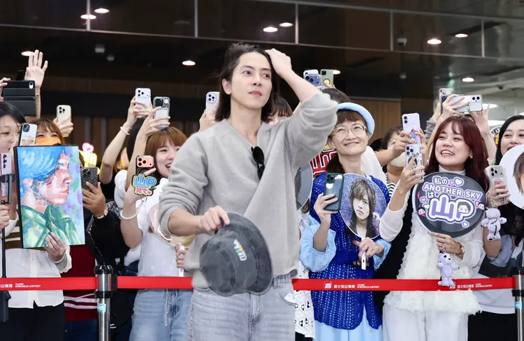 山下智久脫下帽子敬禮。莊宗達攝