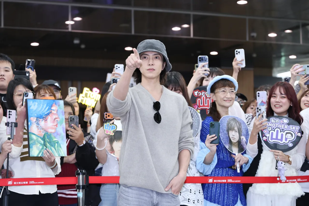 山下智久指著粉絲。莊宗達攝