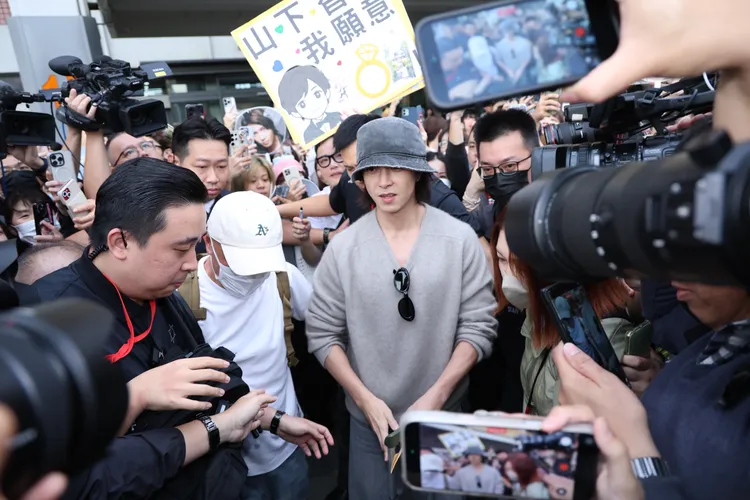 山下智久上保母車前被團團包圍動彈不得。莊宗達攝