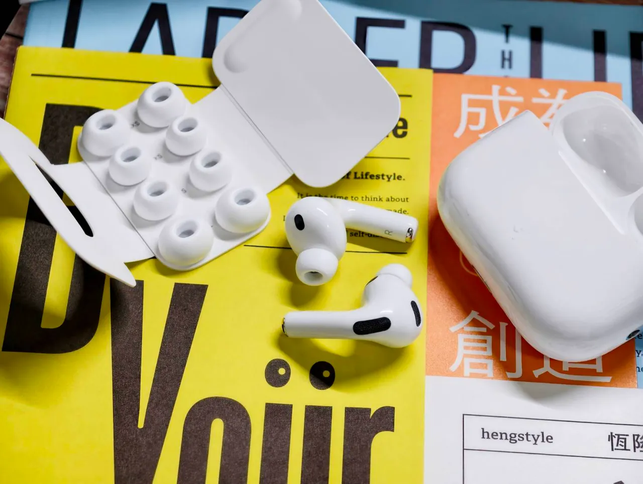 AirPodsPro3随盒附上XS到L共五种泡棉耳塞，佩戴更贴耳，耳机本体也比前代更轻巧稳定。赵筱文摄