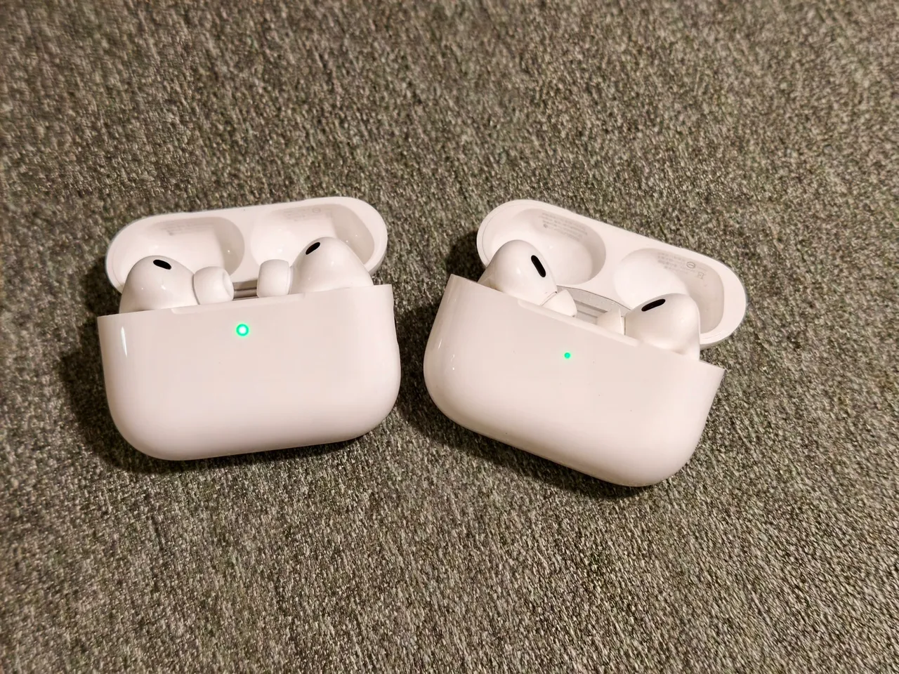 AirPods Pro 3（图左）较AirPods Pro（图右） AirPodsPro3（图左）外型更紧凑、线条更圆滑，相较初代AirPodsPro（图右）在握感与实用功能上都有明显升级。赵筱文摄
