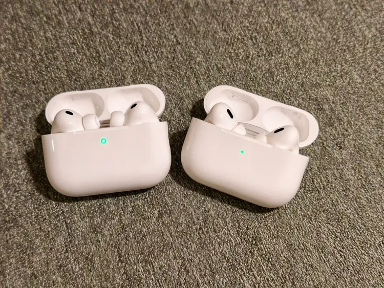 AirPods Pro 3（圖左）較AirPods Pro（圖右） AirPodsPro3（圖左）外型更緊湊、線條更圓滑，相較初代AirPodsPro（圖右）在握感與實用功能上都有明顯升級。趙筱文攝
