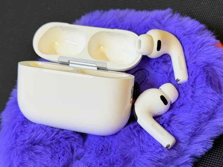 AirPodsPro3整體體驗更貼耳、更安靜也更智慧，從佩戴舒適度、降噪力道到即時翻譯都能明顯感受到進化，是跨代升級感最強的一代。趙筱文攝