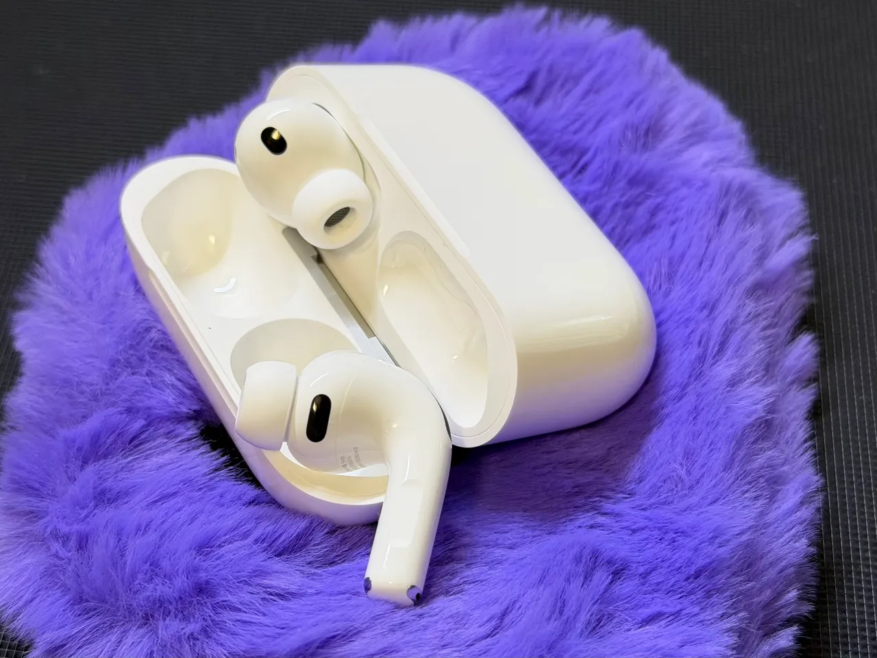 AirPodsPro3前端的小黑点就是心率感测器，佩戴时贴住耳道才能让心率读值更稳定。赵筱文摄