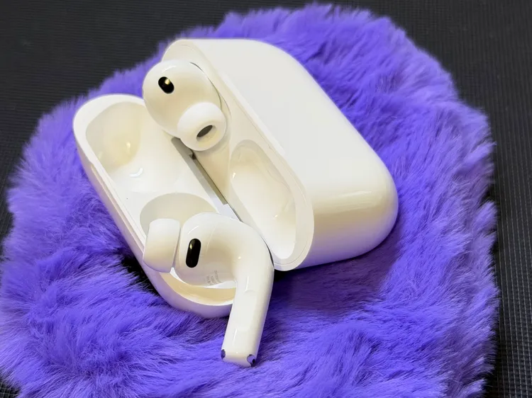 AirPodsPro3前端的小黑點就是心率感測器，佩戴時貼住耳道才能讓心率讀值更穩定。趙筱文攝