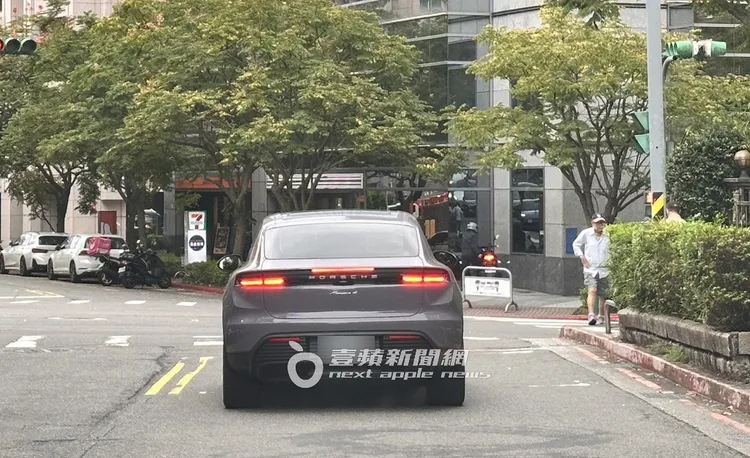 徐新洋開著要價373萬元起的保時捷電動車Macan 4 Electric出門。特勤中心攝