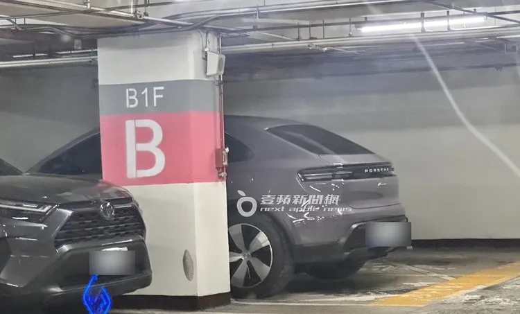 徐新洋開車到台大醫院地下停車場停車。特勤中心攝