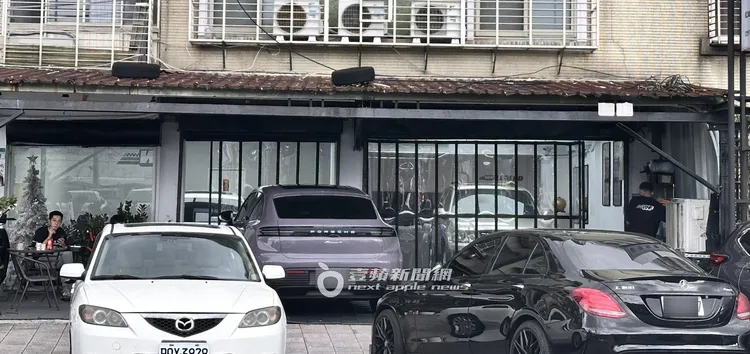 徐新洋將車停在汽車美容店內洗車。特勤中心攝