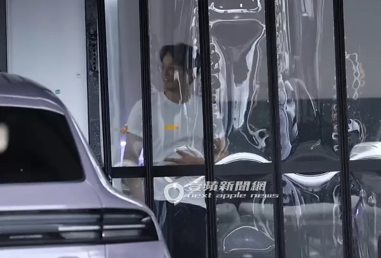 徐新洋和汽車美容店員有說有笑。特勤中心攝
