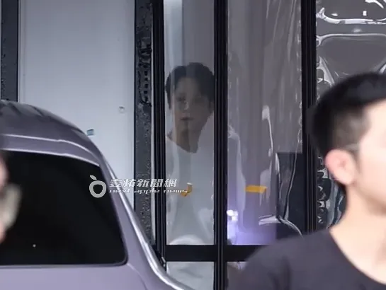 徐新洋下車後不停往回看愛車。特勤中心攝