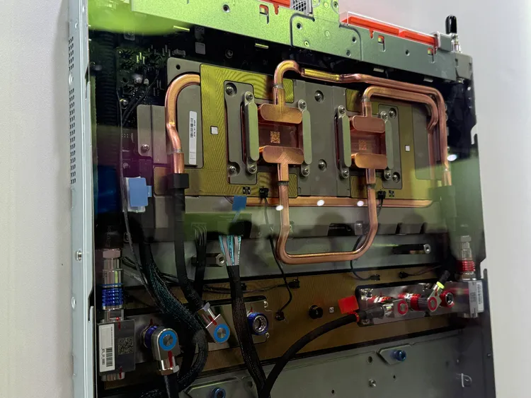 鴻海展出的GB300 NVL72 全液冷 NVLink 交換器。呂承哲攝