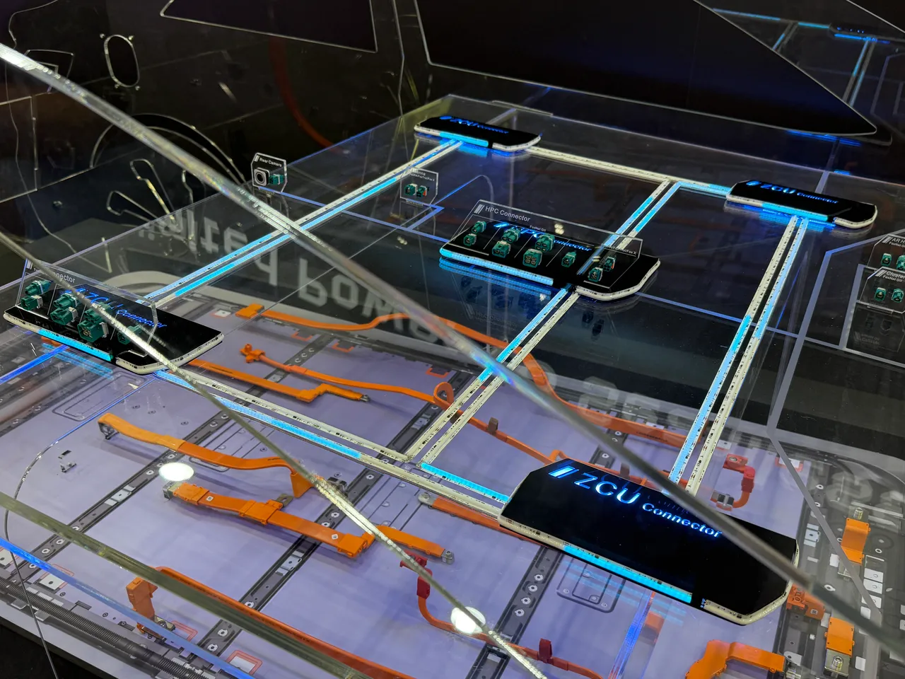 鸿海科技日展示的连接器。吕承哲摄