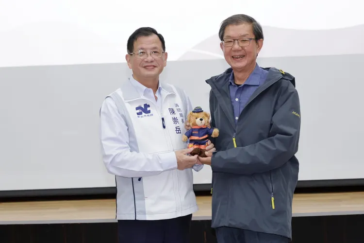 新北市消防局長陳崇岳致贈「熊平安」公仔予臺東縣消防局長管建興。消防局提供