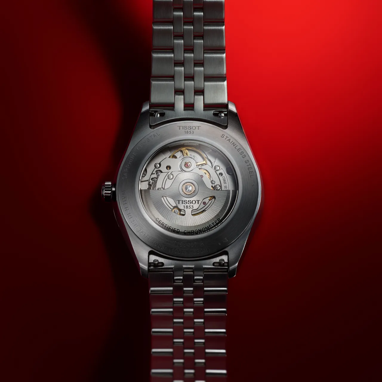 透明后底盖可见COSC认证自动机芯,走时精度达瑞士天文台标准。品牌提供