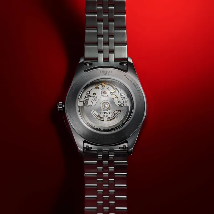 透明後底蓋可見COSC認證自動機芯，走時精度達瑞士天文台標準。品牌提供