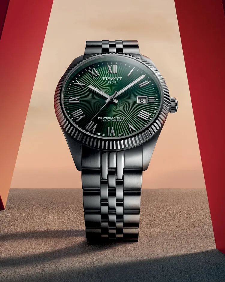 新作配有快拆結構的標誌性五鍊節錶帶。品牌提供