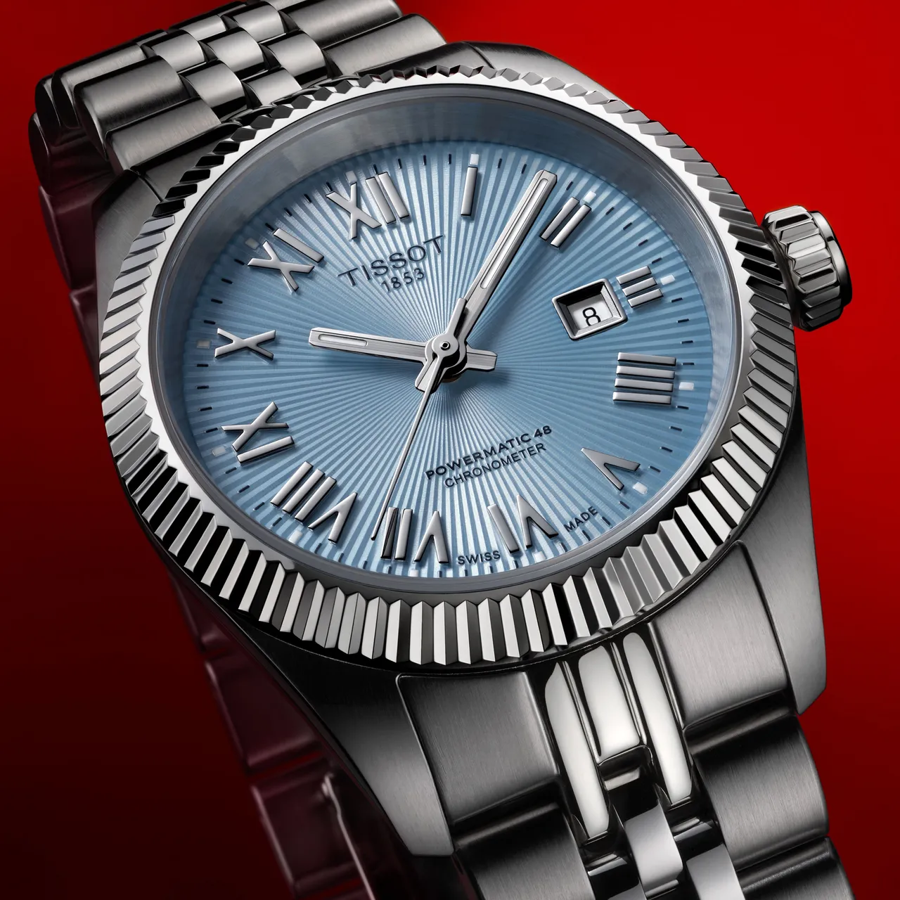 新作采用机刻雕花放射旭日纹面盘,搭配罗马数字时标、经典坑槽纹表圈。品牌提供