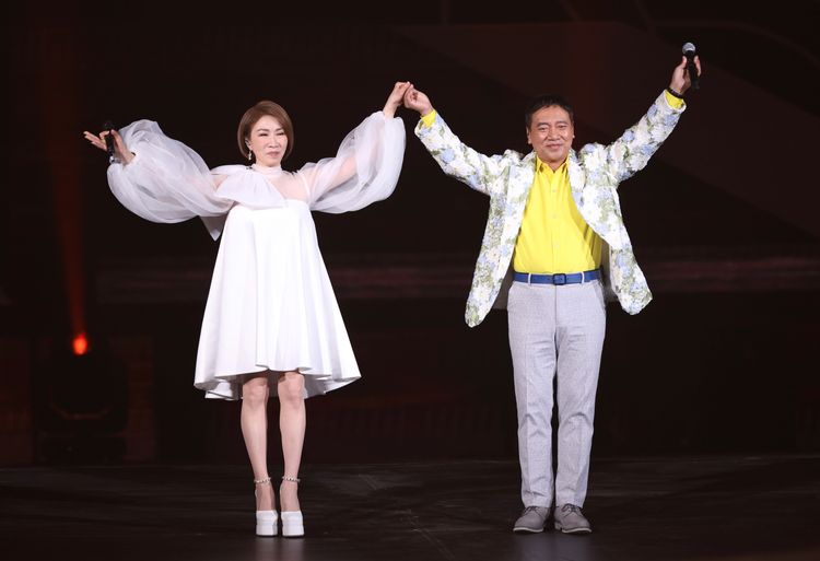 李翊君驚喜現身「民歌50高峰會」　一句「白觀音」歌迷笑到東倒西歪