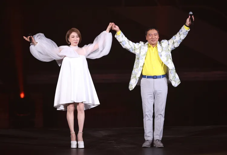 李翊君在小巨蛋与施孝荣逗趣互动。彭欣伟摄