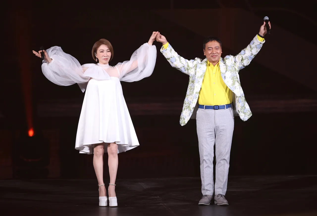 李翊君与施孝荣惊喜同台。彭欣伟摄