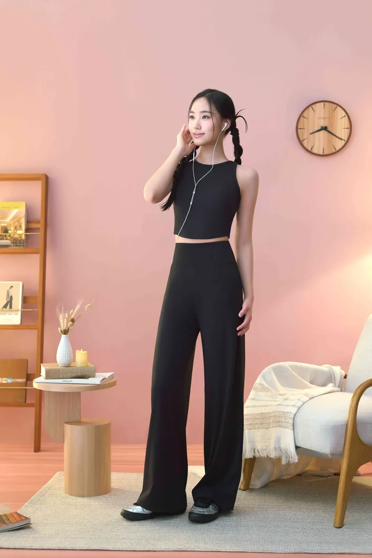 Lily換上短版貼身背心搭配休閒寬褲。品牌提供