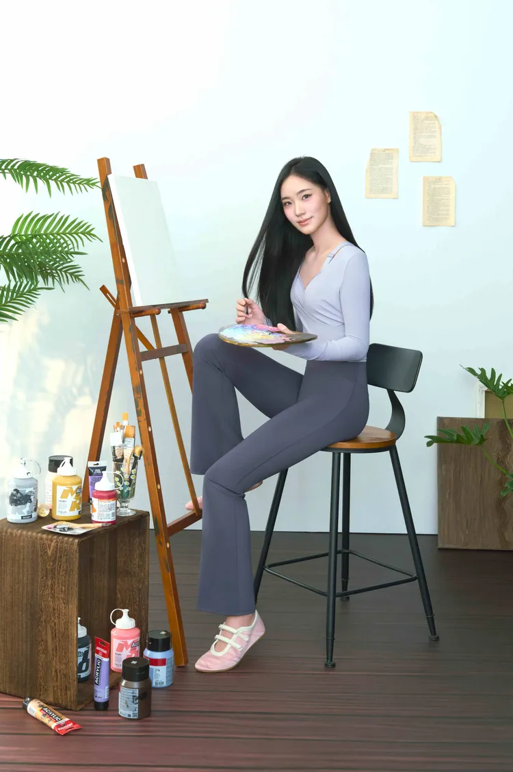 全身單品運用高強度包覆力讓Lily在揮筆、轉身、伸展時都能完全不受拘束。品牌提供