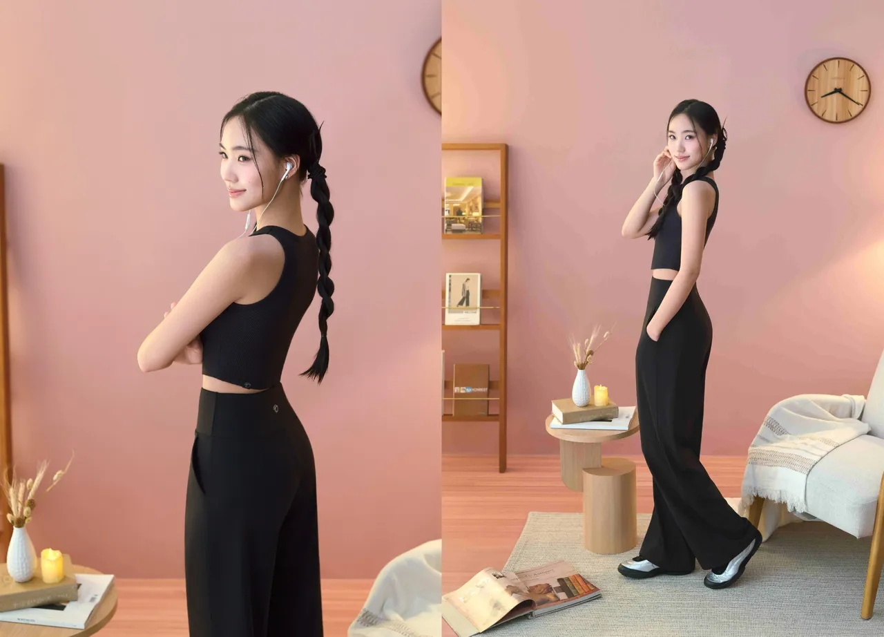 柔软贴身面料完美晒出Lily高挑纤细身形。品牌提供