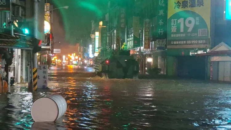 暴雨重創蘇澳鎮，軍方出動戰車救災。蘇澳鎮公所