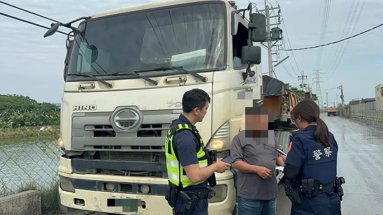 里港分局取締砂石車違規。翻攝畫面