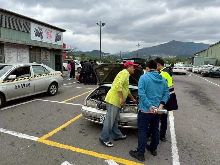 新店警结合驾训班，实地让新进同仁演练驾车技巧。翻摄画面