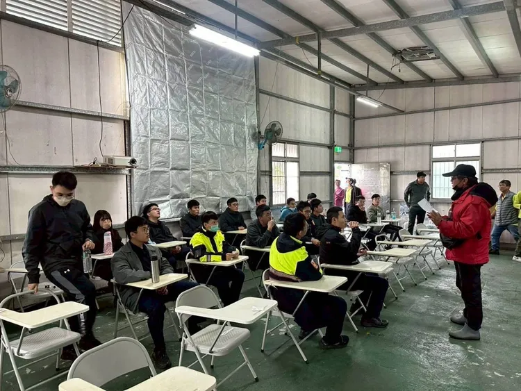 新店警讓新進同仁到駕訓班受訓。翻攝畫面