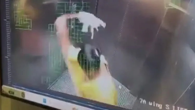 女佣普什帕拉塔在电梯内砸死雇主饲养的狗狗高飞。翻摄自X