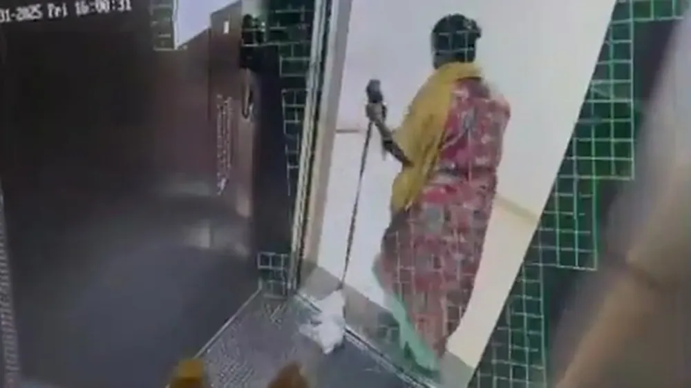 狗狗高飞被女佣普什帕拉塔拖出电梯。翻摄自X