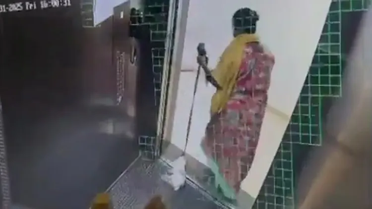 狗狗高飛被女傭普什帕拉塔拖出電梯。翻攝自X