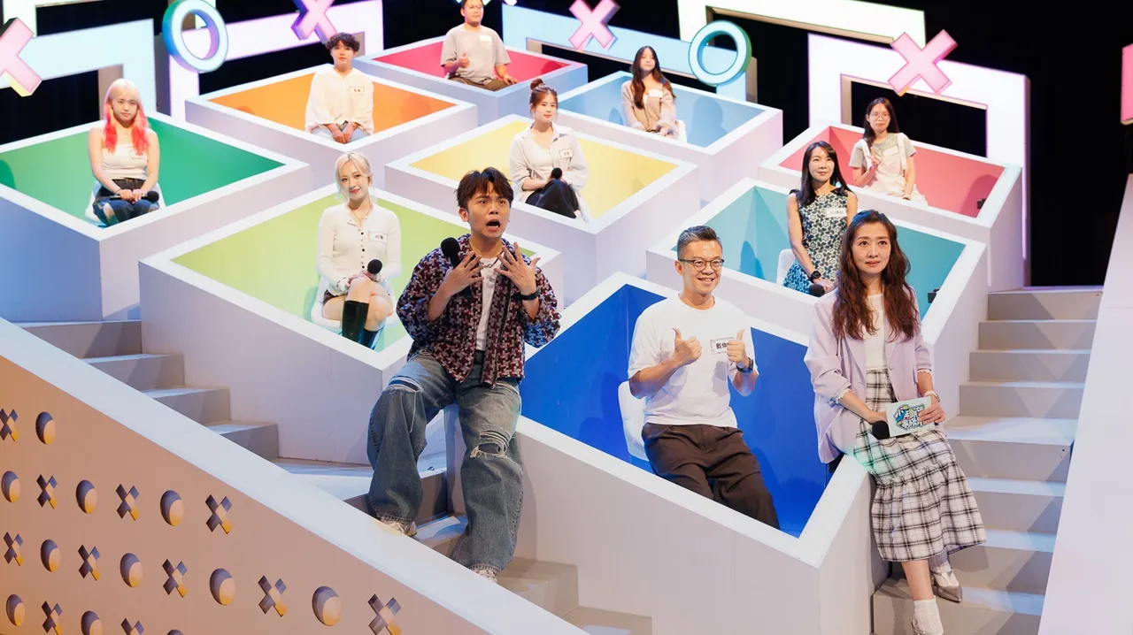 由黄豪平（前排左一）、邓惠文医师（前排右一）主持的《少年愿望事务所》，以青少年烦恼为主轴，结合专家观点、脆民调与实例对谈，让观众在笑声中面对真实议题。小公视提供