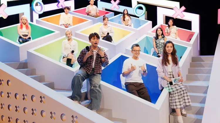 由黃豪平（前排左一）、鄧惠文醫師（前排右一）主持的《少年願望事務所》，以青少年煩惱為主軸，結合專家觀點、脆民調與實例對談，讓觀眾在笑聲中面對真實議題。小公視提供