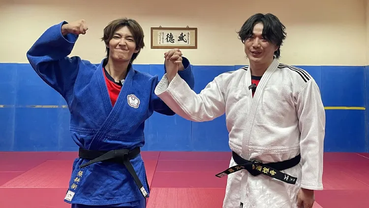 炎亚纶（左）与萧煌奇重返启明学校的柔道教室，上场切磋。大浪娱乐提供