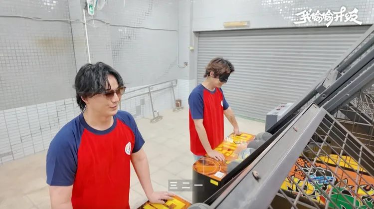 蕭煌奇（左）與炎亞綸挑戰投籃機，炎亞綸戴上眼罩體驗視障者日常。大浪娛樂提供