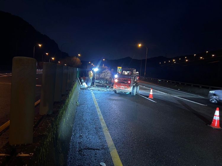 台62路面接縫再出包！多車爆胎慘況重演　汽車專家也中招