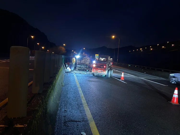 相关单位获报后已派员赶往现场抢修。翻摄照片