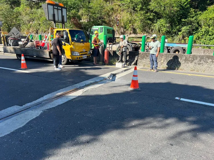 台62快速道路日前才因伸縮縫損壞導致20多部車輛爆胎。翻攝照片