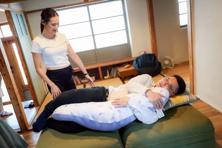 賴瑞隆推出全國首創孕婦專屬禮「幸福孕哺枕」的市長政見。翻攝畫面